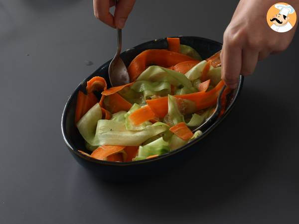 Sałatka z tagliatelle warzywnych i sosem orzechowym - Przygotowanie krok 5