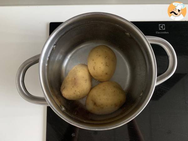 Sałatka z ogórków i chrupiących ziemniaków - Przygotowanie krok 1