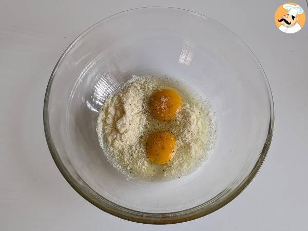 Omlet z makaronem w frytkownicy powietrznej - Przygotowanie krok 2