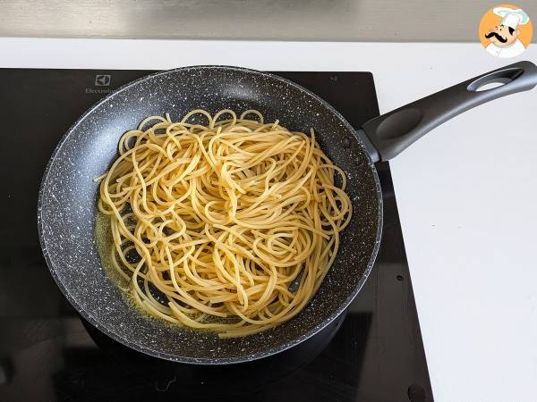 Omlet z makaronem w frytkownicy powietrznej - Przygotowanie krok 3