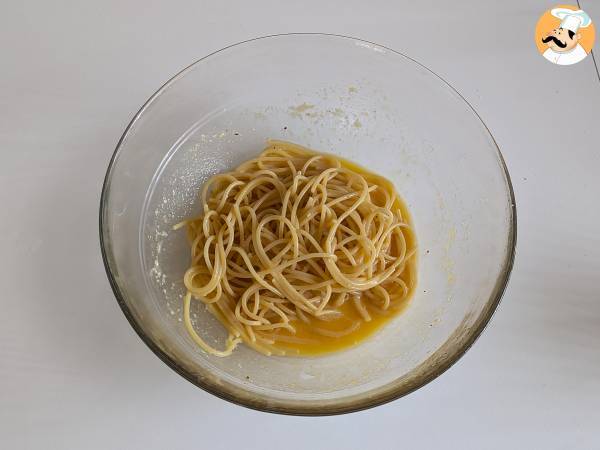 Omlet z makaronem w frytkownicy powietrznej - Przygotowanie krok 4