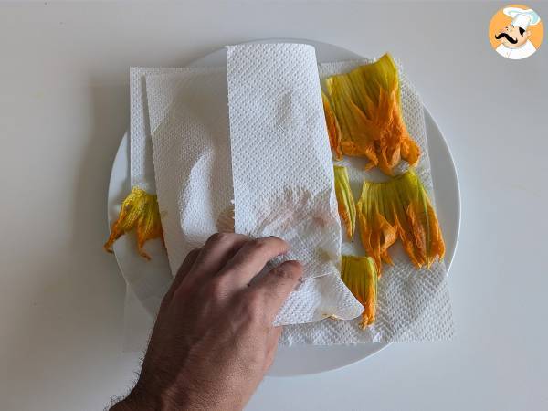 Makaron z kwiatami cukinii, ricottą i pistacjami - Przygotowanie krok 3