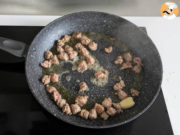 Kremowy makaron z pieczarkami i kiełbasą - Przygotowanie krok 3