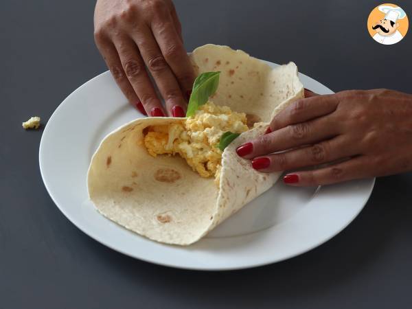 Miękki i bogaty w białko wrap z jajkiem i fetą - Przygotowanie krok 7