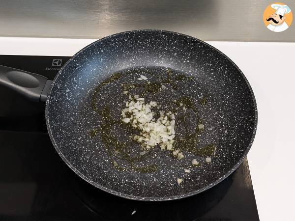 Makaron z boczkiem: łatwy, tani i kremowy - Przygotowanie krok 1