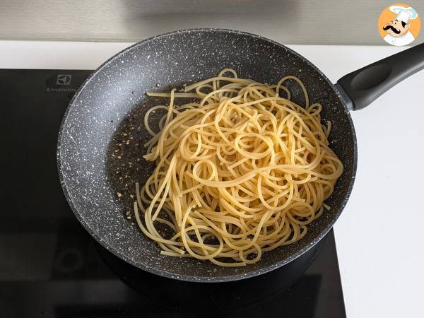 Spaghetti cacio e pepe: 3 składniki, eksplozja smaku! - Przygotowanie krok 5