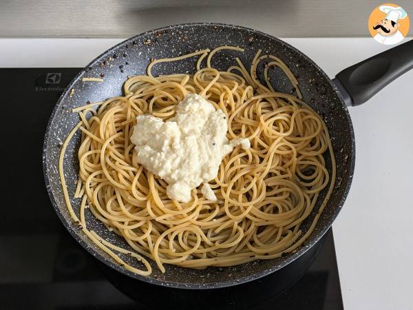 Spaghetti cacio e pepe: 3 składniki, eksplozja smaku! - Przygotowanie krok 8
