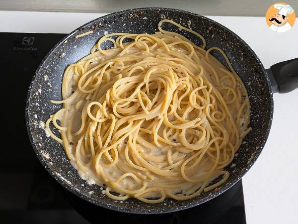 Spaghetti cacio e pepe: 3 składniki, eksplozja smaku! - Przygotowanie krok 9