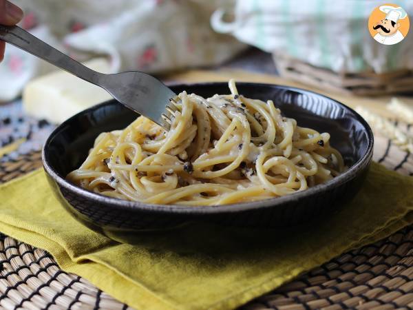 Spaghetti cacio e pepe: 3 składniki, eksplozja smaku! - Przygotowanie krok 10