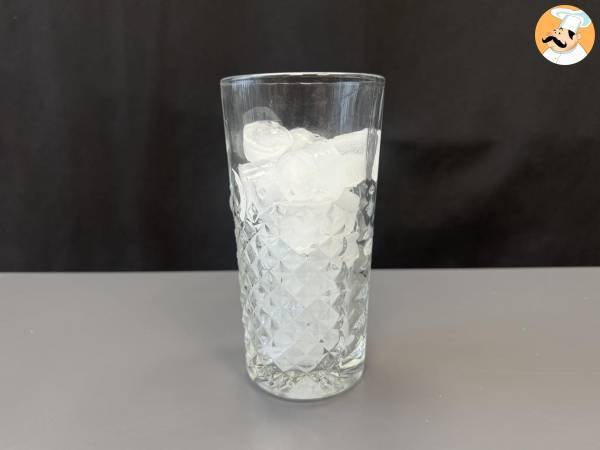 Bezalkoholowy Martini Spritz - słodki i kwiatowy koktajl na aperitif - Przygotowanie krok 1