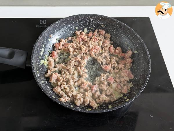 Cannelloni z pieczarkami i kiełbasą: bogate i smaczne pierwsze danie - Przygotowanie krok 6