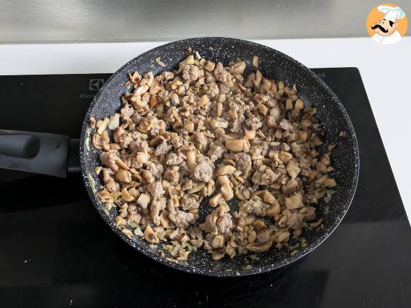 Cannelloni z pieczarkami i kiełbasą: bogate i smaczne pierwsze danie - Przygotowanie krok 7