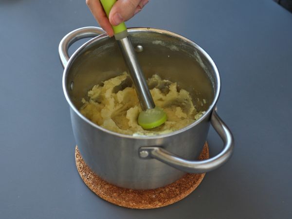 Tarta z wędzonym łososiem na ziemniaczanym spodzie - Przygotowanie krok 2