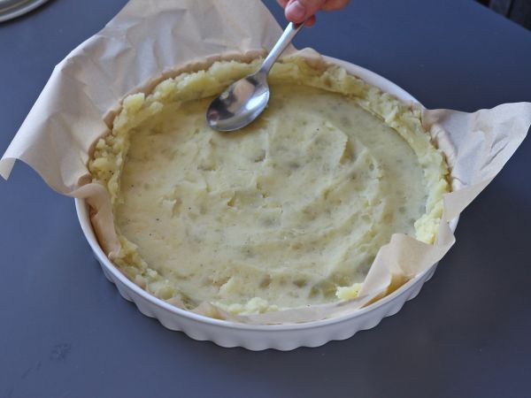 Tarta z wędzonym łososiem na ziemniaczanym spodzie - Przygotowanie krok 3