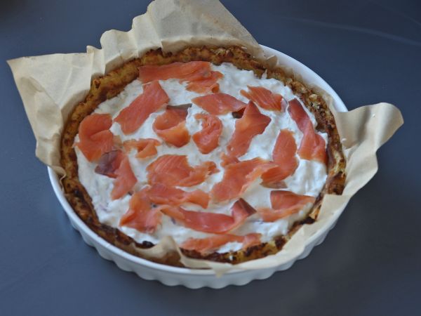 Tarta z wędzonym łososiem na ziemniaczanym spodzie - Przygotowanie krok 7