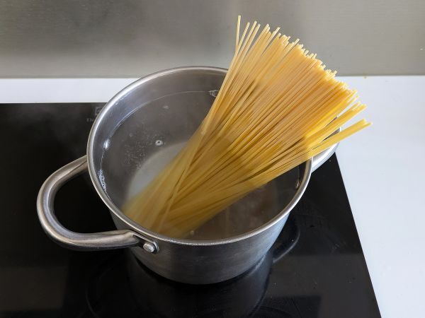 Spaghetti al fuoco di Bacco: makaron z czerwonym winem na wyjątkowy stół - Przygotowanie krok 2