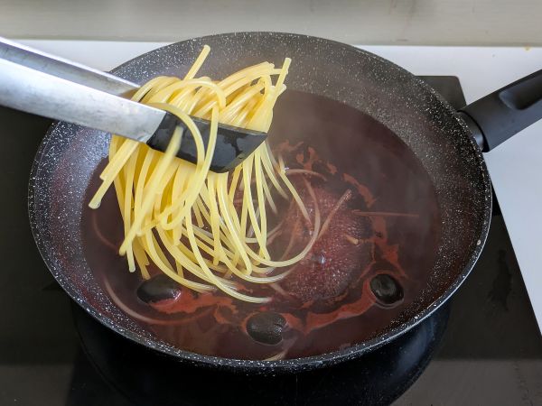 Spaghetti al fuoco di Bacco: makaron z czerwonym winem na wyjątkowy stół - Przygotowanie krok 3