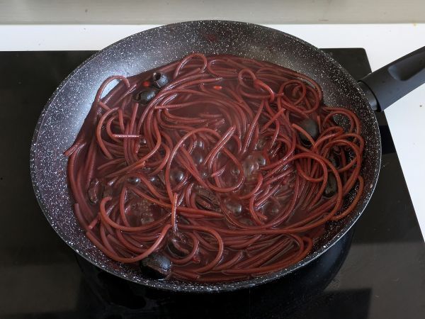 Spaghetti al fuoco di Bacco: makaron z czerwonym winem na wyjątkowy stół - Przygotowanie krok 4