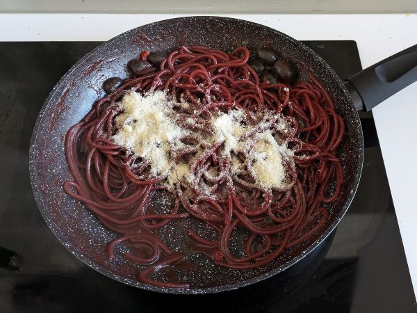 Spaghetti al fuoco di Bacco: makaron z czerwonym winem na wyjątkowy stół - Przygotowanie krok 5