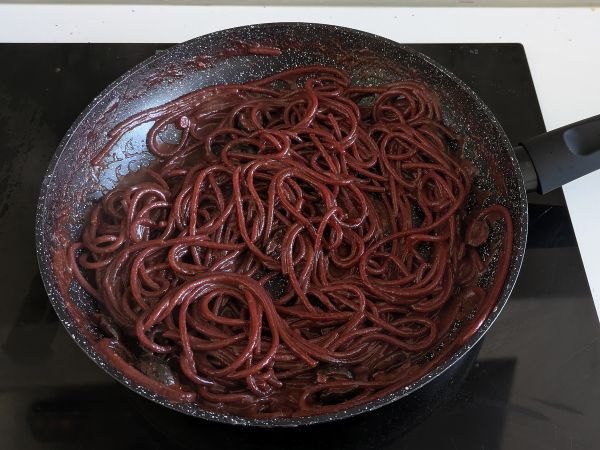 Spaghetti al fuoco di Bacco: makaron z czerwonym winem na wyjątkowy stół - Przygotowanie krok 6