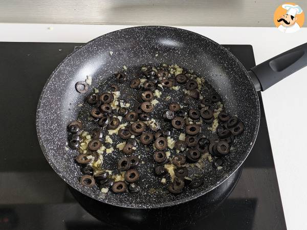 Makaron z sosem oliwkowym: tani, smaczny i łatwy w przygotowaniu! - Przygotowanie krok 2
