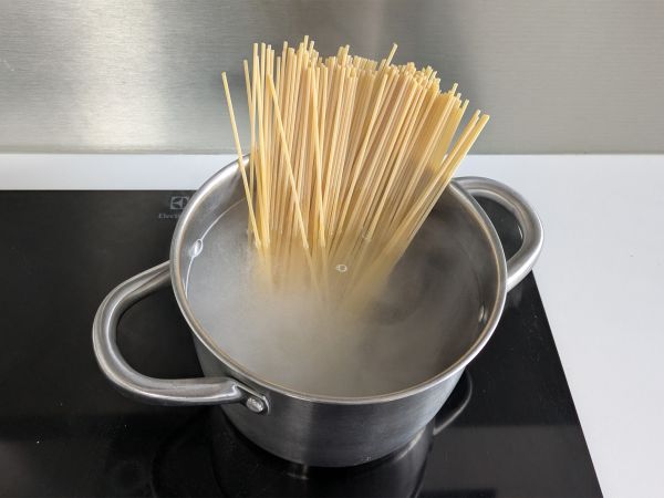 Spaghetti aglio, olio e peperoncino: włoska tradycja na ostatnią chwilę - Przygotowanie krok 1