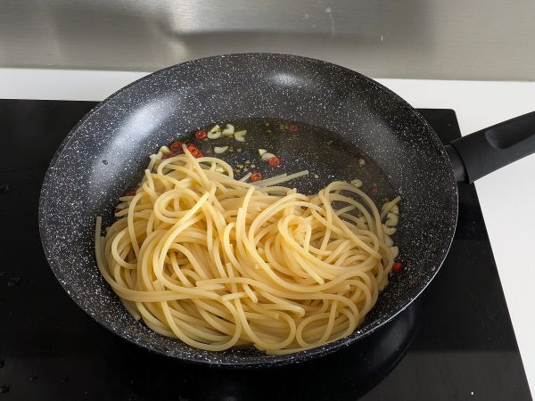Spaghetti aglio, olio e peperoncino: włoska tradycja na ostatnią chwilę - Przygotowanie krok 6