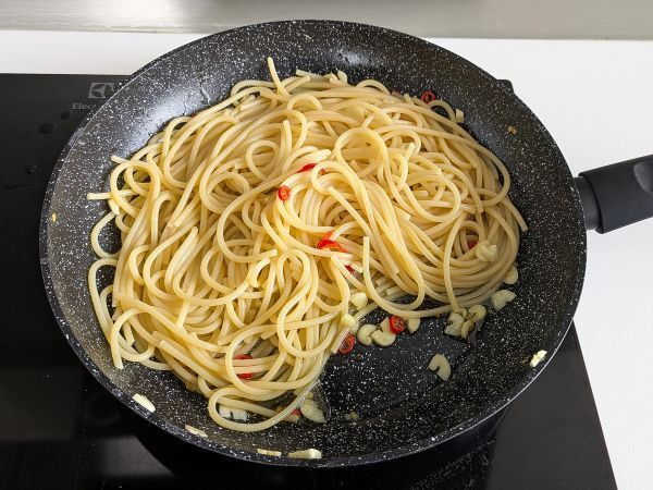 Spaghetti aglio, olio e peperoncino: włoska tradycja na ostatnią chwilę - Przygotowanie krok 7