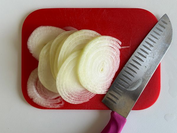 Super chrupiące domowe chipsy z cebuli i parmezanu - Przygotowanie krok 1