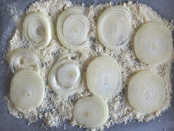 Super chrupiące domowe chipsy z cebuli i parmezanu - Przygotowanie krok 3