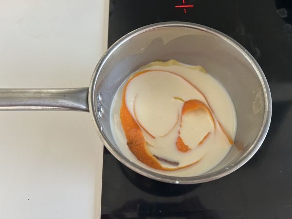 Mleko smażone na powietrzu we frytkownicy. Tradycyjny deser z mniejszą ilością oleju i takim samym smakiem jak zawsze. - Przygotowanie krok 1