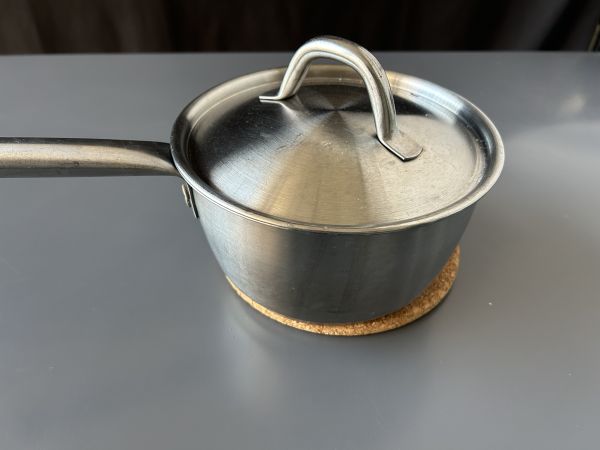 Mleko smażone na powietrzu we frytkownicy. Tradycyjny deser z mniejszą ilością oleju i takim samym smakiem jak zawsze. - Przygotowanie krok 2