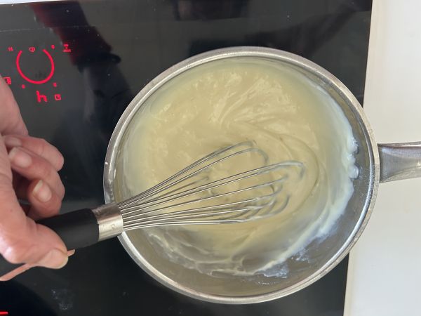 Mleko smażone na powietrzu we frytkownicy. Tradycyjny deser z mniejszą ilością oleju i takim samym smakiem jak zawsze. - Przygotowanie krok 4