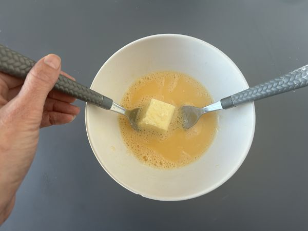Mleko smażone na powietrzu we frytkownicy. Tradycyjny deser z mniejszą ilością oleju i takim samym smakiem jak zawsze. - Przygotowanie krok 8