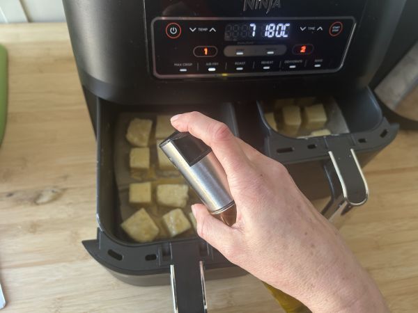 Mleko smażone na powietrzu we frytkownicy. Tradycyjny deser z mniejszą ilością oleju i takim samym smakiem jak zawsze. - Przygotowanie krok 10