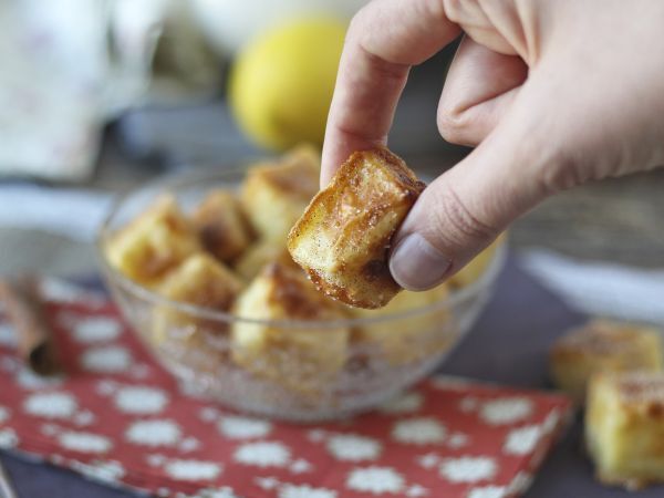 Mleko smażone na powietrzu we frytkownicy. Tradycyjny deser z mniejszą ilością oleju i takim samym smakiem jak zawsze. - Przygotowanie krok 12