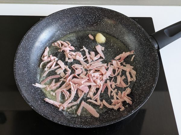 Makaron ze śmietaną i szynką: kremowy, szybki i nie do odparcia! - Przygotowanie krok 2