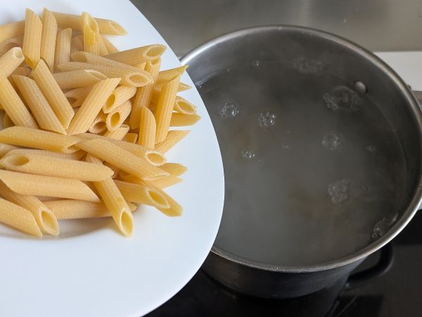 Makaron ze śmietaną i szynką: kremowy, szybki i nie do odparcia! - Przygotowanie krok 3