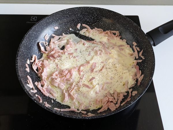 Makaron ze śmietaną i szynką: kremowy, szybki i nie do odparcia! - Przygotowanie krok 4