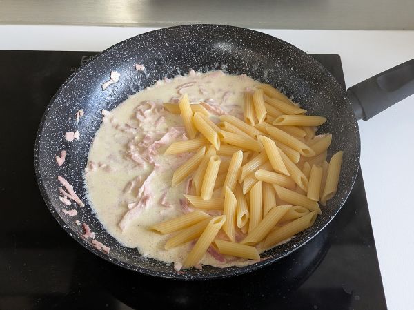 Makaron ze śmietaną i szynką: kremowy, szybki i nie do odparcia! - Przygotowanie krok 5