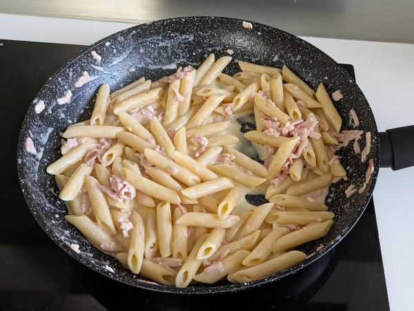 Makaron ze śmietaną i szynką: kremowy, szybki i nie do odparcia! - Przygotowanie krok 6