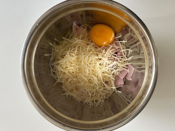 Zapiekanka z makaronu z szynką i serem w urządzeniu airfryer - Przygotowanie krok 1