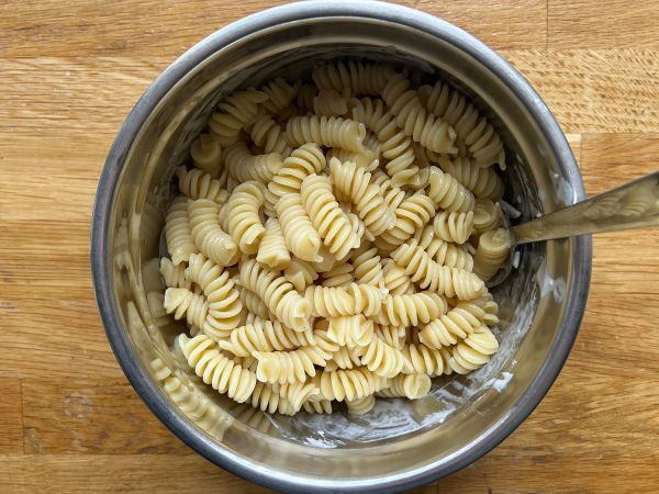 Zapiekanka z makaronu z szynką i serem w urządzeniu airfryer - Przygotowanie krok 2