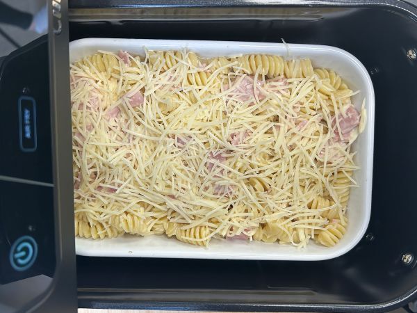 Zapiekanka z makaronu z szynką i serem w urządzeniu airfryer - Przygotowanie krok 4