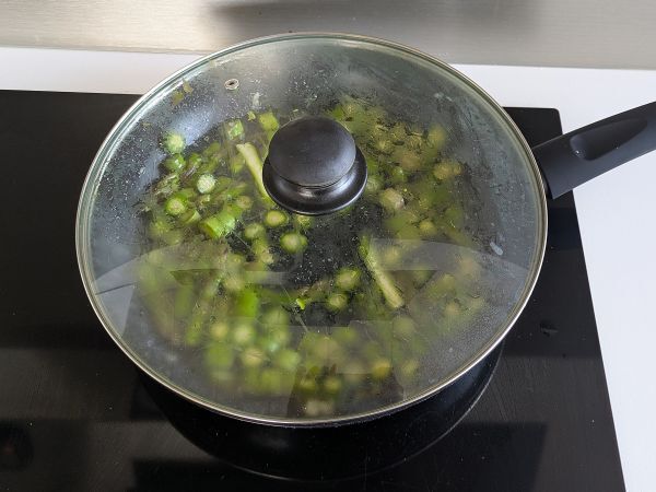 Kremowy makaron ze szparagami i boczkiem: łatwy i smaczny przepis - Przygotowanie krok 3