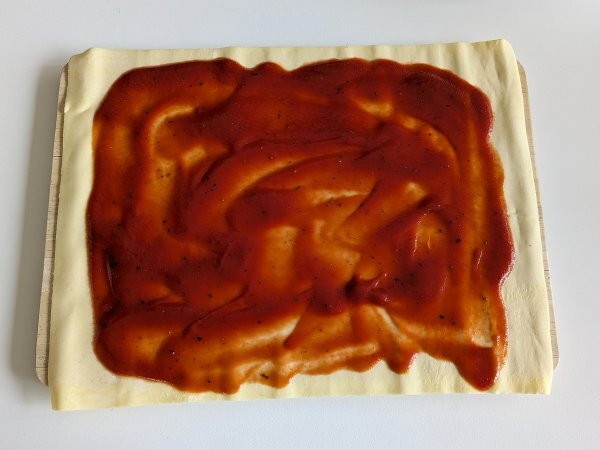 Roladki z ciasta francuskiego we frytkownicy: szybki i łatwy przepis - Przygotowanie krok 2