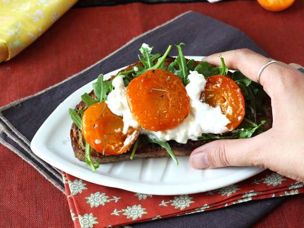 Pieczone morele, rukola i burrata na grzance - Przygotowanie krok 5