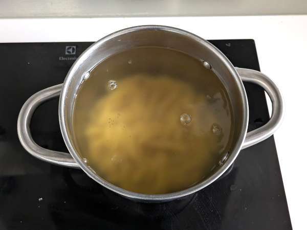 Makaron na zimno z pesto z rukoli, pomidorkami koktajlowymi i mozzarellą: świeży i szybki przepis na lato - Przygotowanie krok 1