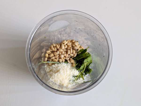 Makaron na zimno z pesto z rukoli, pomidorkami koktajlowymi i mozzarellą: świeży i szybki przepis na lato - Przygotowanie krok 2