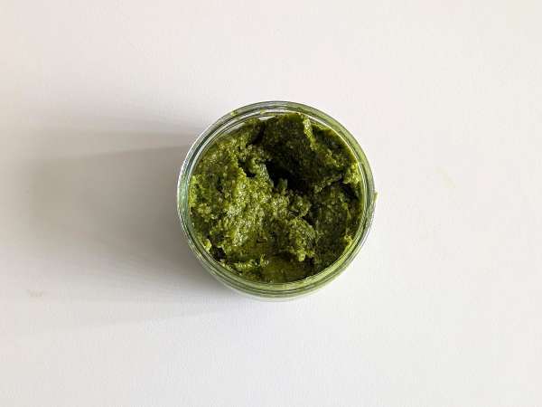 Makaron na zimno z pesto z rukoli, pomidorkami koktajlowymi i mozzarellą: świeży i szybki przepis na lato - Przygotowanie krok 3